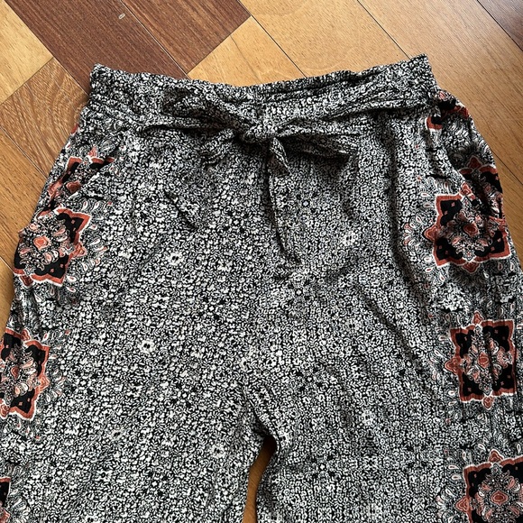 Angie Flowy Wide-Legged Pants, tie belt, size Large - Picture 3 of 16